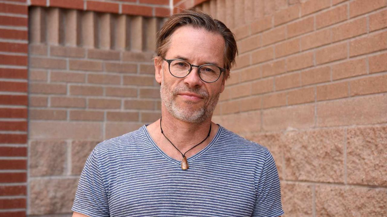 Guy Pearce Income